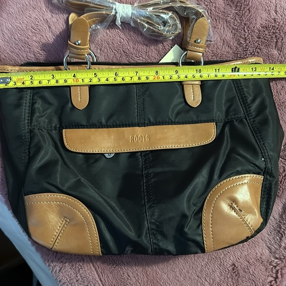 *BRAND NEW* Roots Nylon tote bag with zippers (black and brown accent) - Picture 8 of 9
